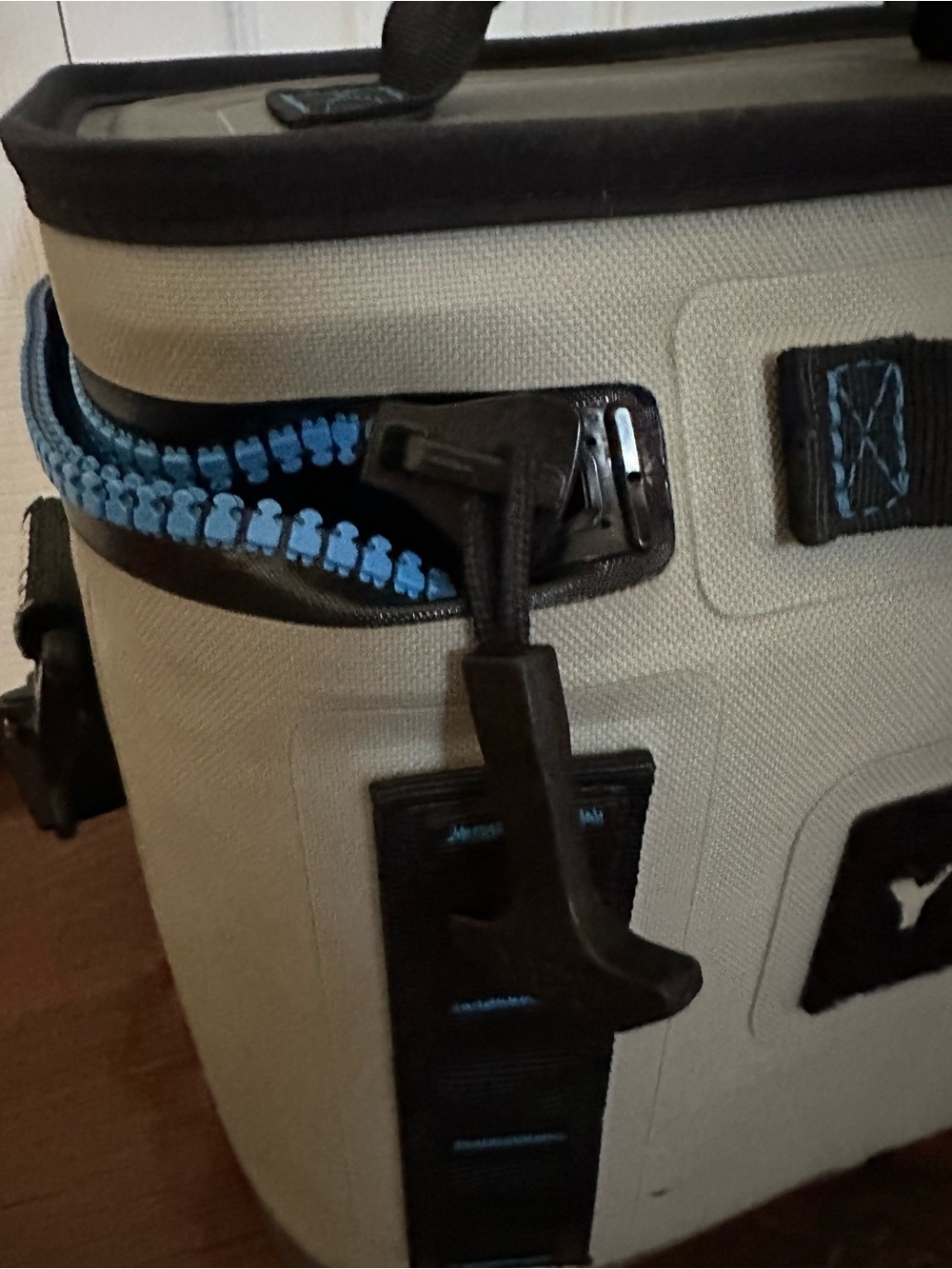 YETI 8 Hopper cooler w/ Broken Zipper - Picture 4 of 5
